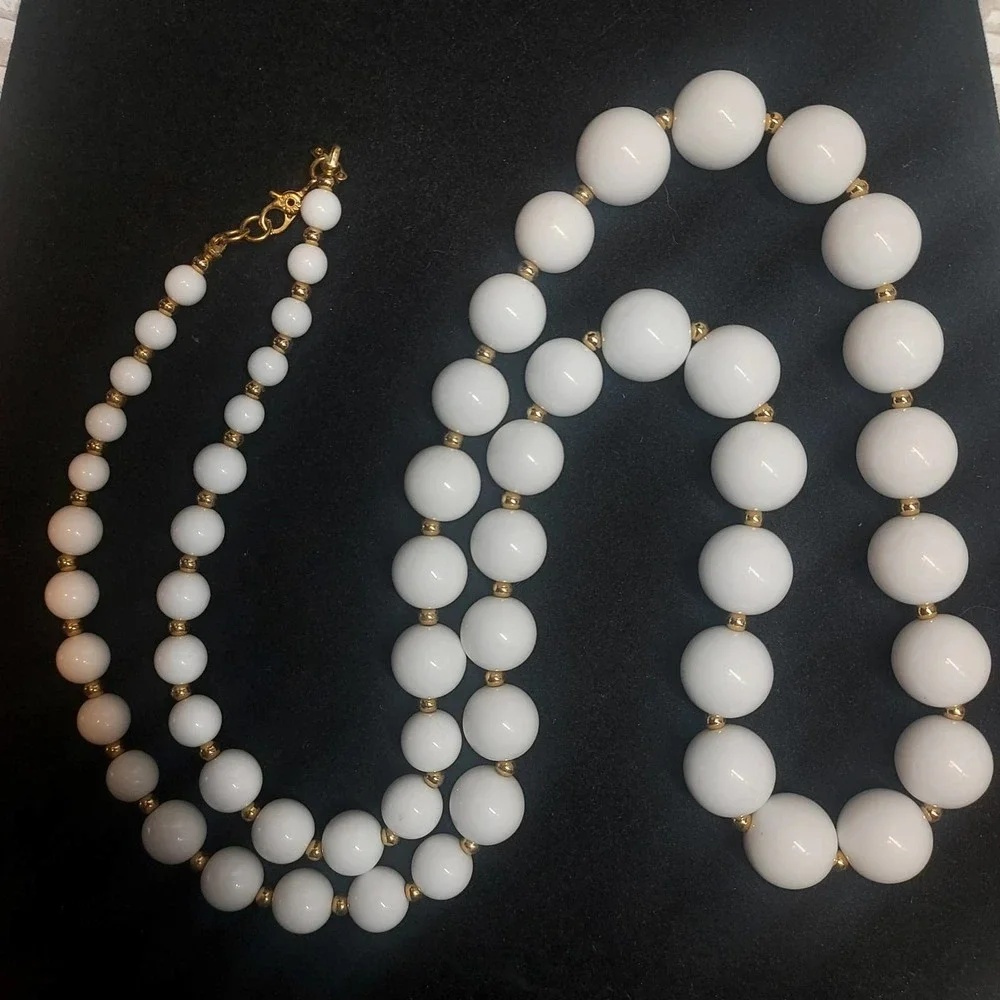 Vintage Monet Necklace White Round Graduated Beads Costume‎ Jewelry